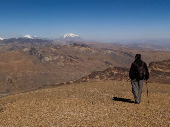 No alto da montanha, admirando a beleza da região do Chacaltaya, na Bolívia